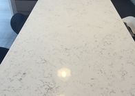 台所のテーブルの上のための高い明るさの研がれた/磨かれたCararraの白い水晶人造石