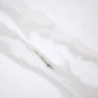 台所カウンタートップが付いている白い雪片パターンCalacattaの水晶石