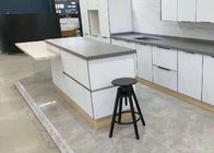 終わる薄い灰色の水晶床タイルのカウンタートップの台所上の完全な磨かれた表面
